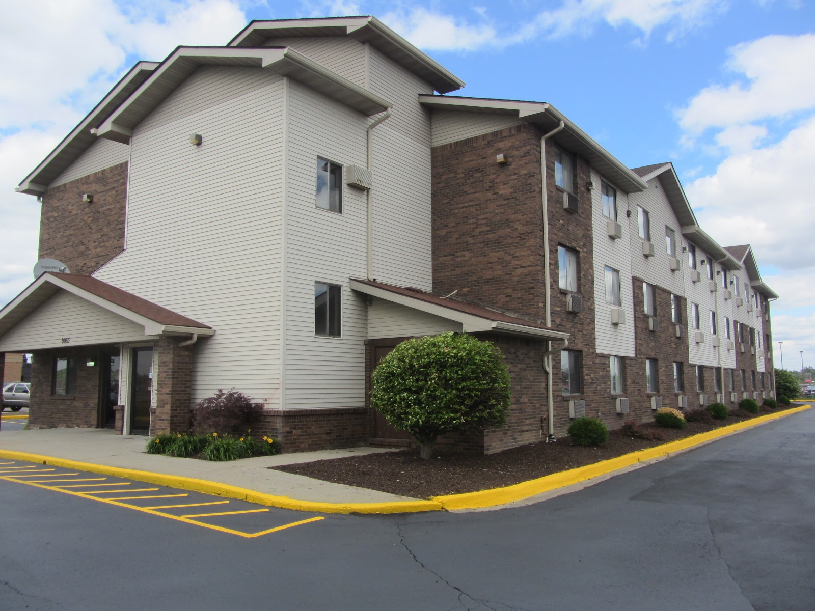 American Inn & Suites Romulus DTW — photo