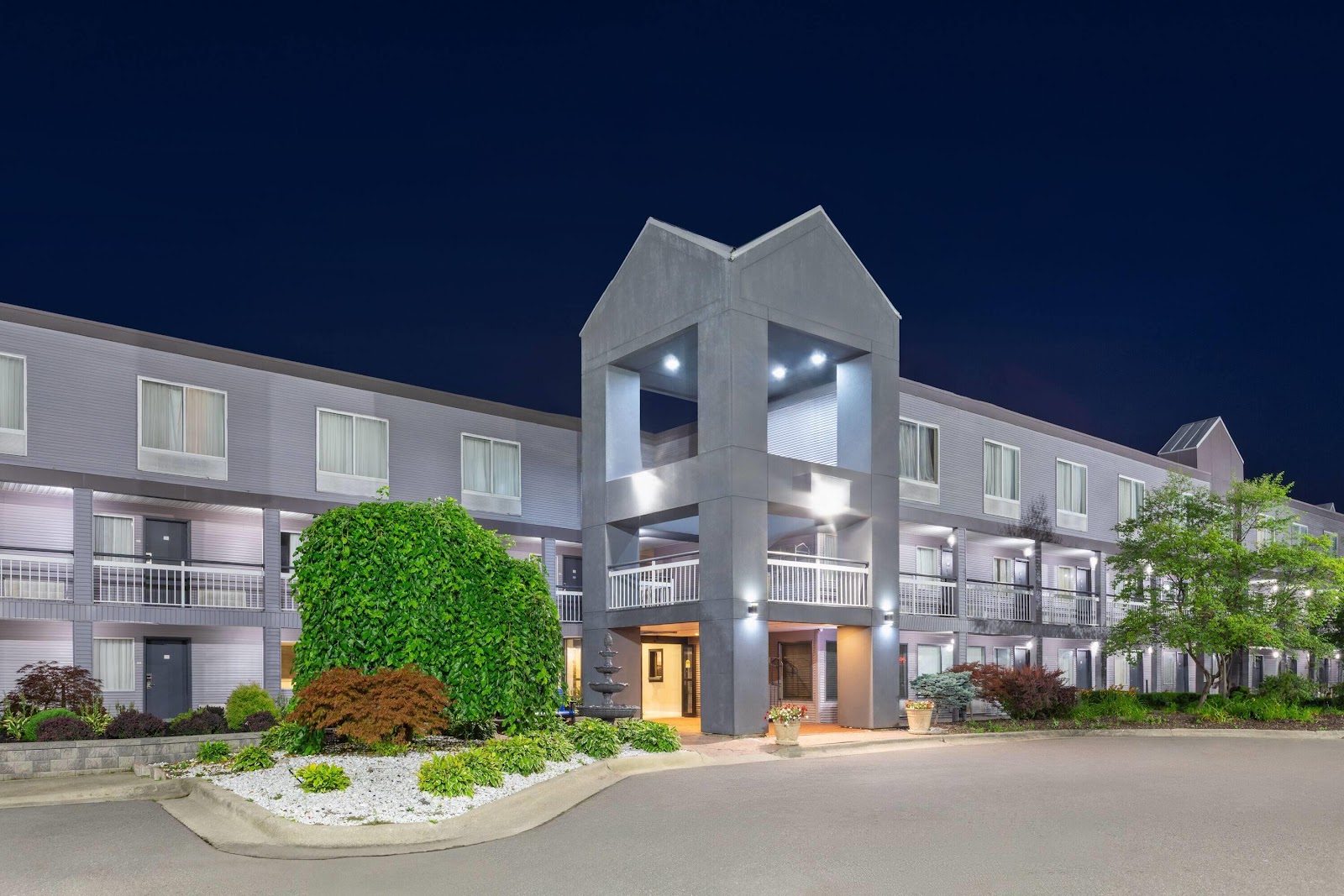 Howard Johnson by Wyndham Romulus Detroit Metro Airport in Romulus