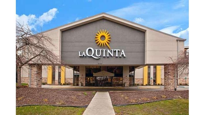 La Quinta Inn & Suites by Wyndham Detroit Metro Airport — photo